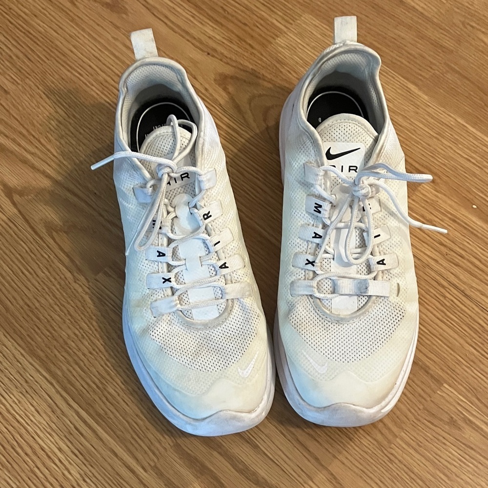 Women’s Nike Air Max Axis Creamy White Sz 8.5 Lace up Sneakers -lightweight